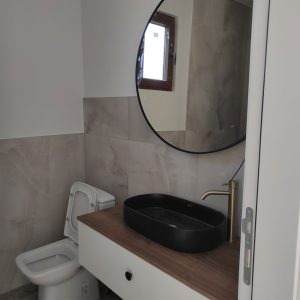 Enterijer kupatila montažne kuće